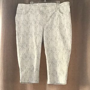 NWOT. Grey and white capris